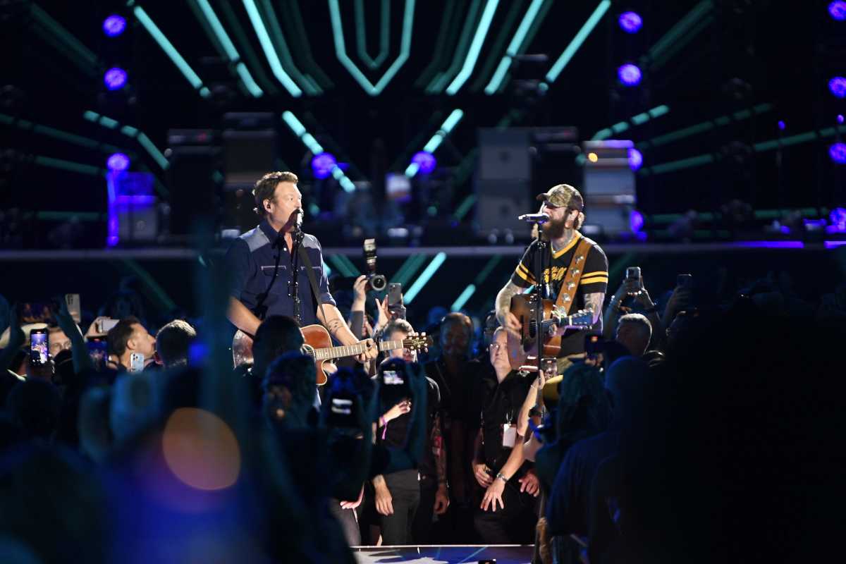 Hip Hop And Honky Tonk: Post Malone & Blake Shelton Surprise Fans At ...