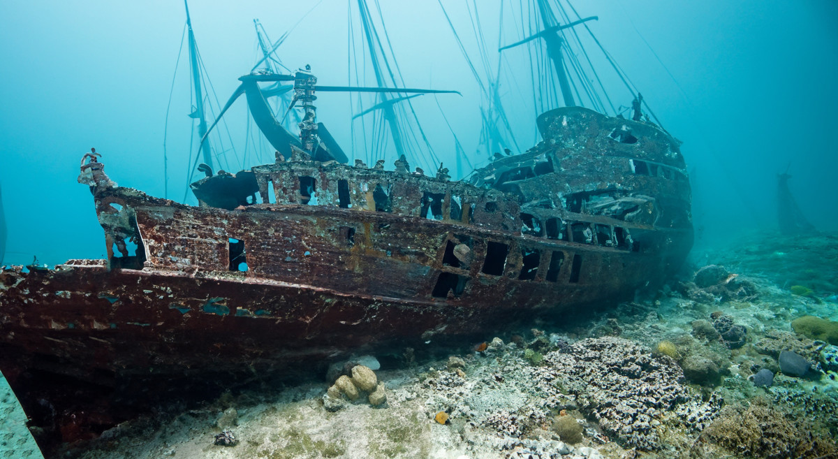 Treasure Hunters Discover Spanish Coins in 300-Year-Old Shipwreck - Men ...