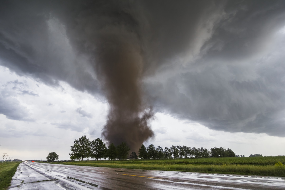 Video From Plane Shows Tornado At Chicago Airport - Men's Journal