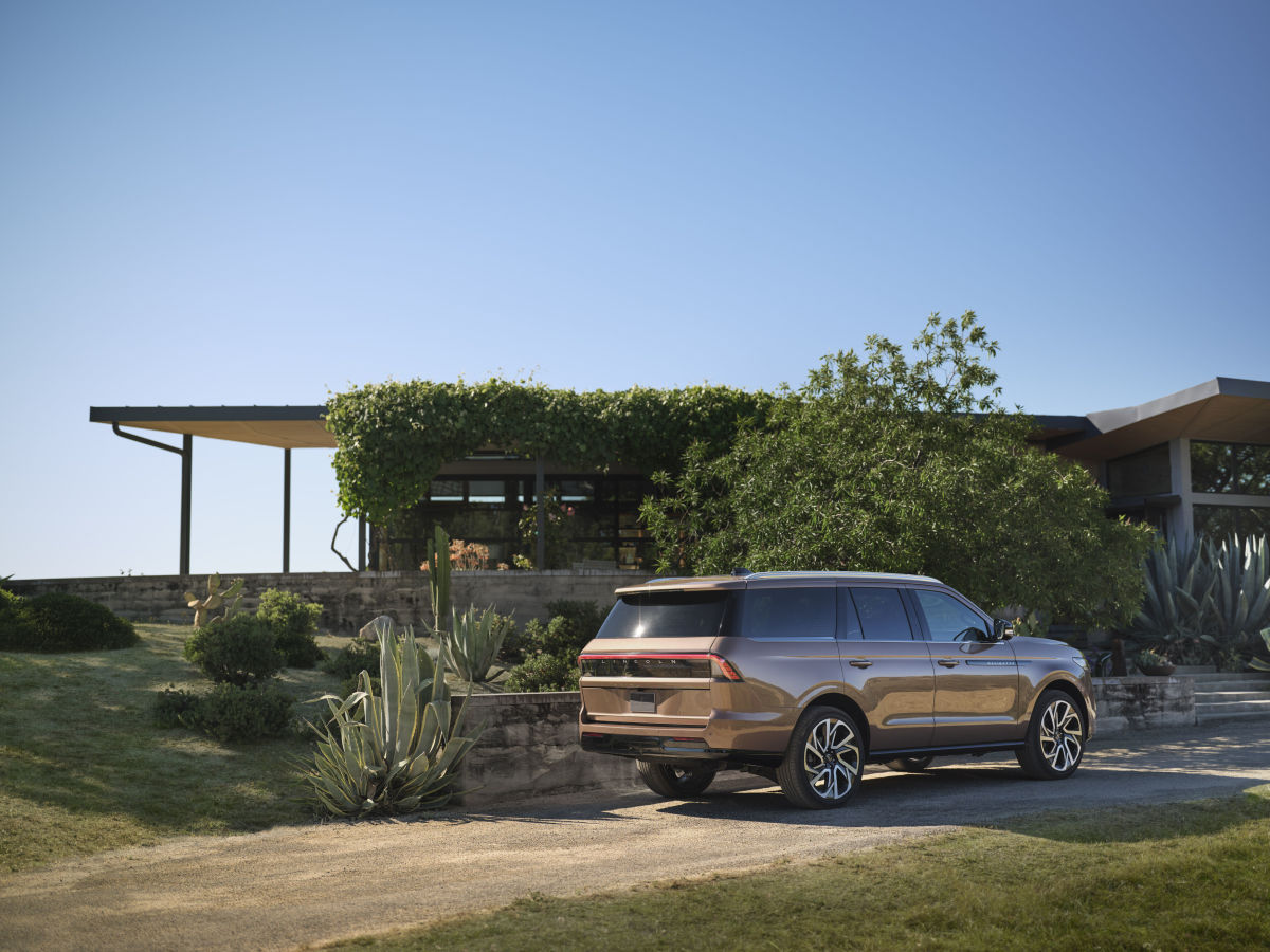 2025 Lincoln Navigator A Bright New Look, But Is It Enough? Men's