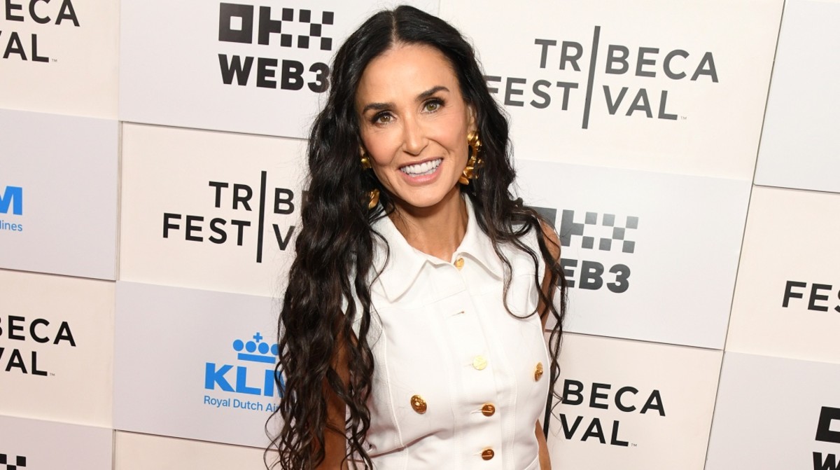 Demi Moore Reflects on Shooting 'Charlie's Angels' Bikini Scene Over 40 -  Men's Journal