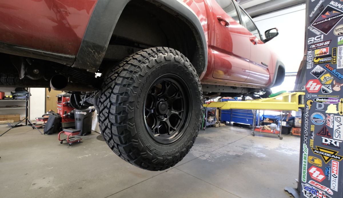 How to Choose the Right Tires For On and Off-road Performance - Men's ...