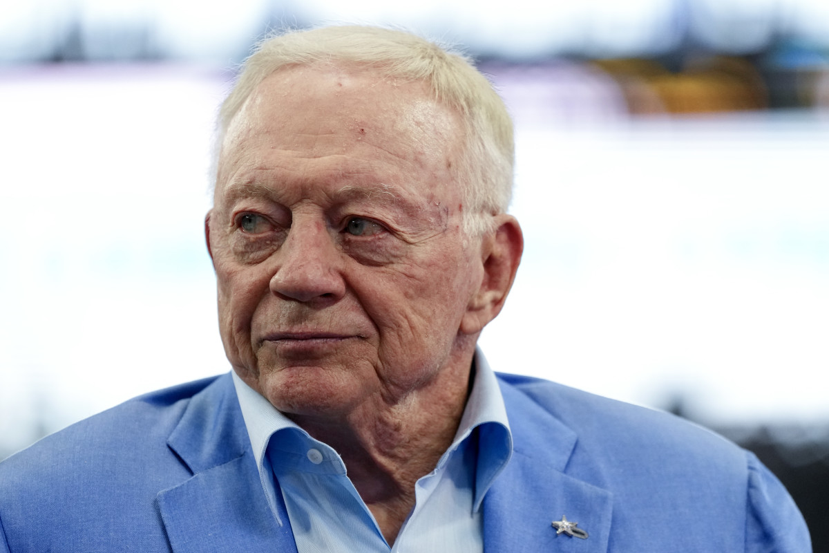 Dallas Cowboys Owner Jerry Jones Addresses Comments About Player's Genital  Size - Men's Journal