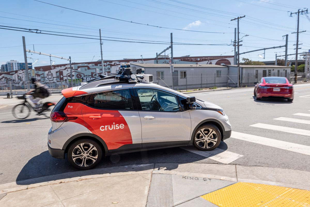 Watch Angry San Francisco Resident Smash Up Self-Driving Taxi With ...