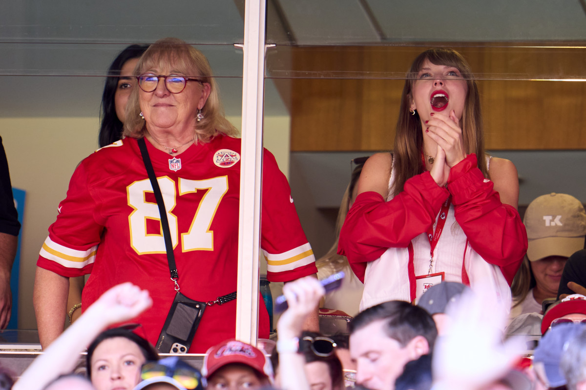 Travis Kelce Scores Touchdown as Taylor Swift Cheers Him on