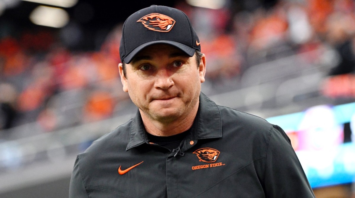 Oregon State Coach Jonathan Smith Apologizes for Lewd 'Milking' Gesture