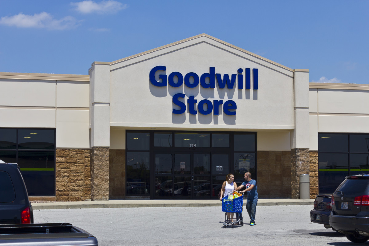 Vase Purchased For 3 99 At Virginia Goodwill Sells For 107 000 At   Local Goodwill Store Ii 