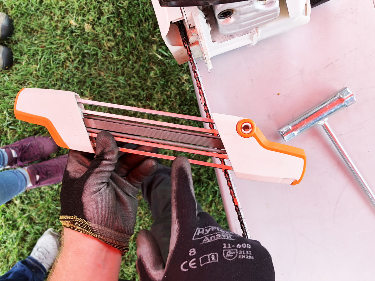 How to Sharpen Your Chainsaw Blade—Easily, With Accuracy Men's