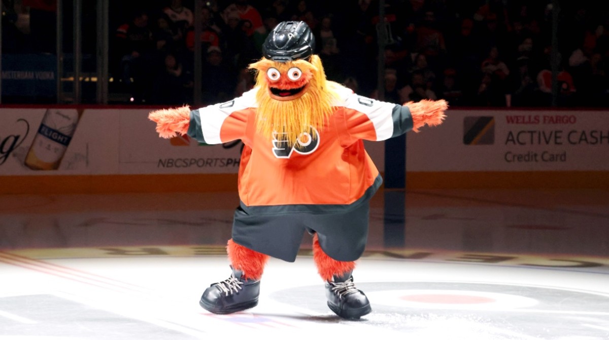 Philadelphia Flyers' Mascot Gritty Interrupts Marriage Proposal in ...