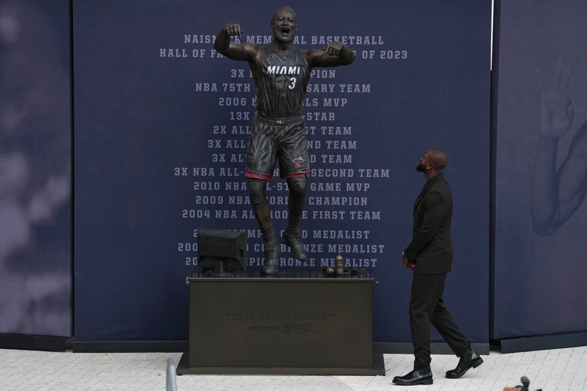 Dwyane Wade Miami Heat Statue Unveiling Goes Viral For Wrong Reasons ...