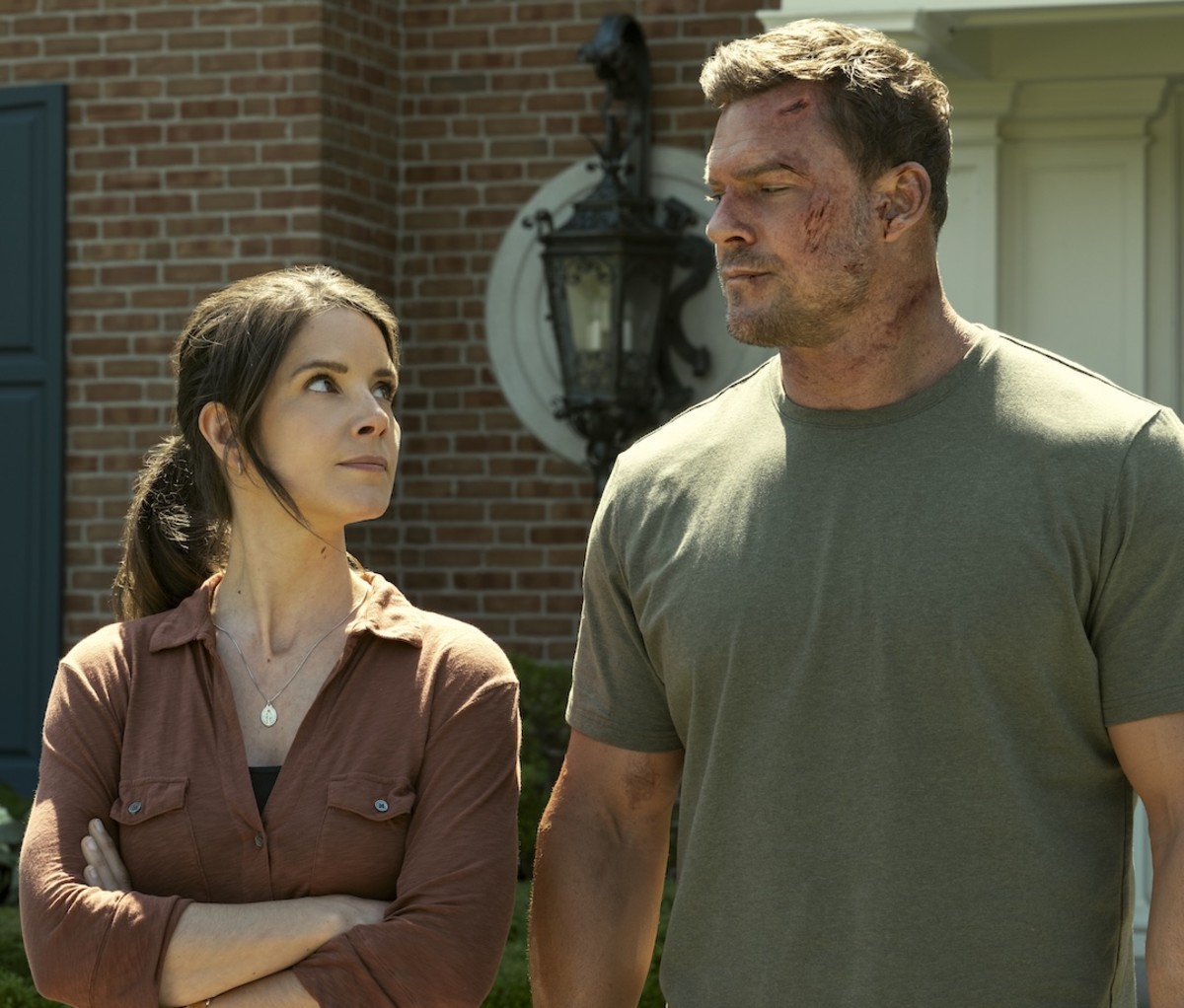 Sonya Cassidy as Susan Duffy and Alan Ritchson as Jack Reacher in 'Reacher' Season 3.