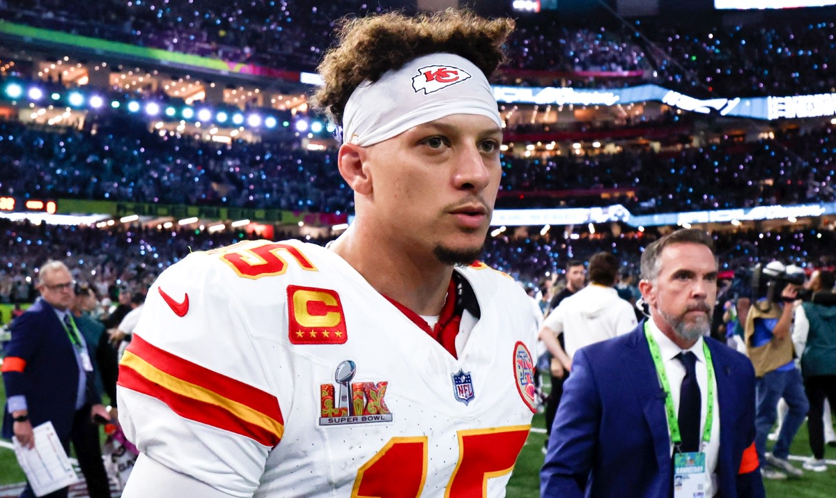 Philadelphia Eagles Fans Disrespect Patrick Mahomes After Super Bowl - Men's Journal