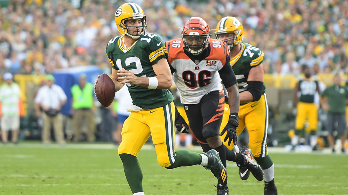 Aaron Rodgers of the Green Bay Packers #12 of the Pittsburgh Steelers at Lambeau Field on August 16, 2018 in Green Bay, Wisconsinでプレシーズンゲーム中にパスをするためにドロップバックします。 パッカーズは51-34でスティーラーズに勝利した。 (Photo by Stacy Revere/Getty Images）