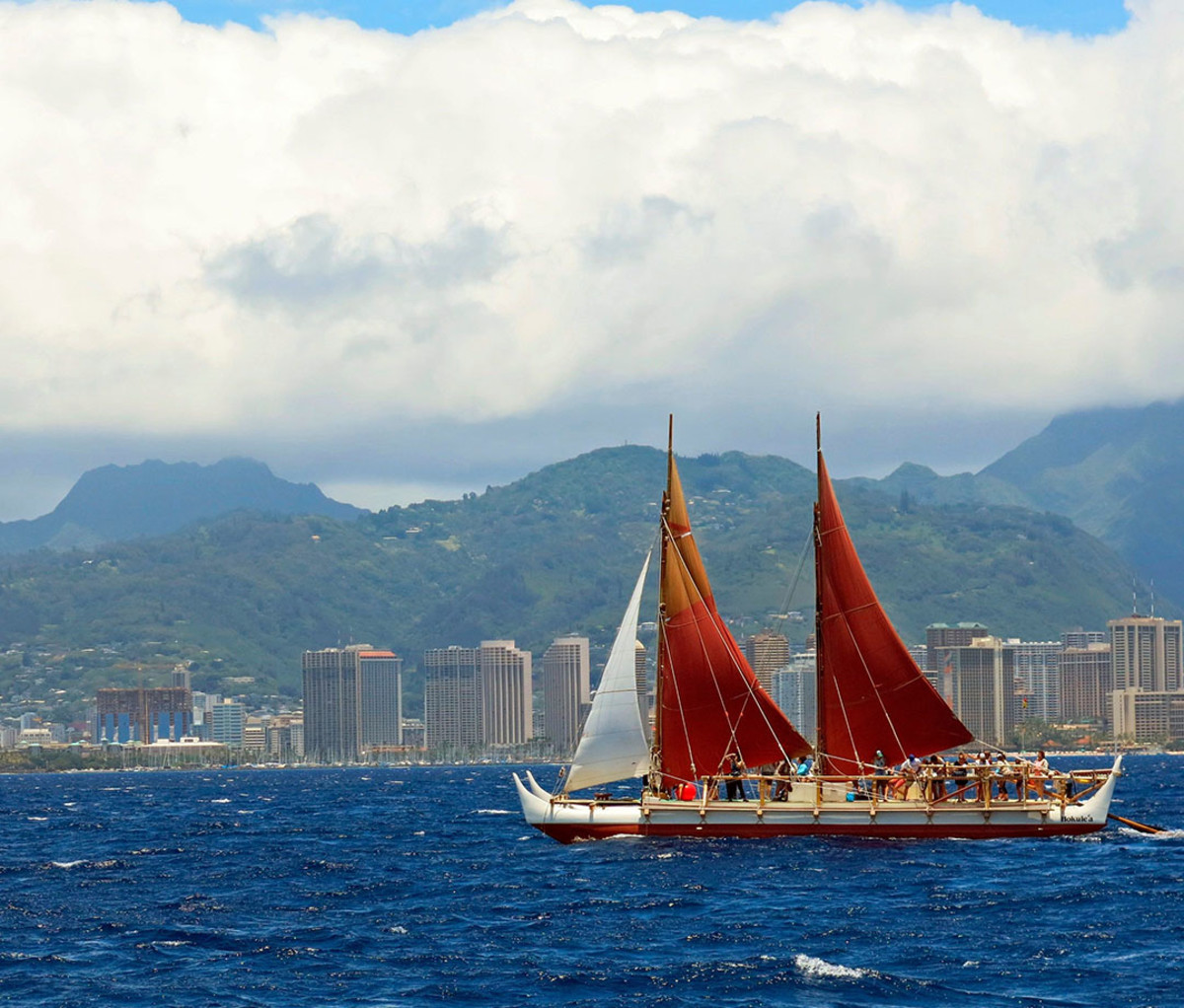 The Hōkūleʻa sets off from Honolulu in April 2014