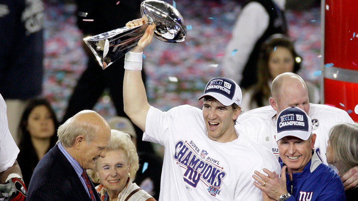 Manning stopt met Voetbal, Glendale, USA - 03 Feb 2008 Eli Manning, Tom Coughlin. New York Giants quarterback Eli Manning, center, houdt de Vince Lombardi Trophy als hij viert met zijn coach Tom Coughlin, rechts, na de Giants versloeg de New England Patriots 17-14 in de Super Bowl XLII voetbalwedstrijd in Glendale, Ariz. Manning, die leidde de Giants naar twee Super Bowls in een 16-jarige carrière die zag hem zet bijna elk team passeren record, is met pensioen. De Giants zeiden dat Manning officieel zou aankondigen dat hij op vrijdag 3 februari 2008 zou stoppen met spelen met Charlie Riedel/AP /