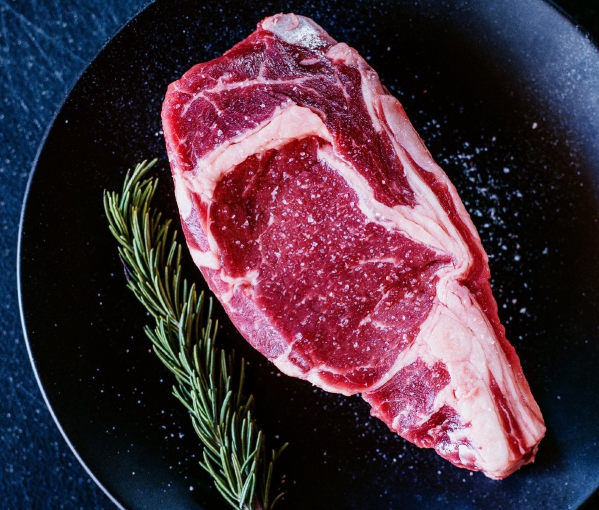 Choose the choicest cuts from these online grass-fed beef suppliers for your Labor Day grill fest.