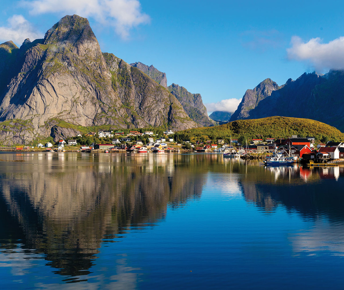 Picturesque houses along lake