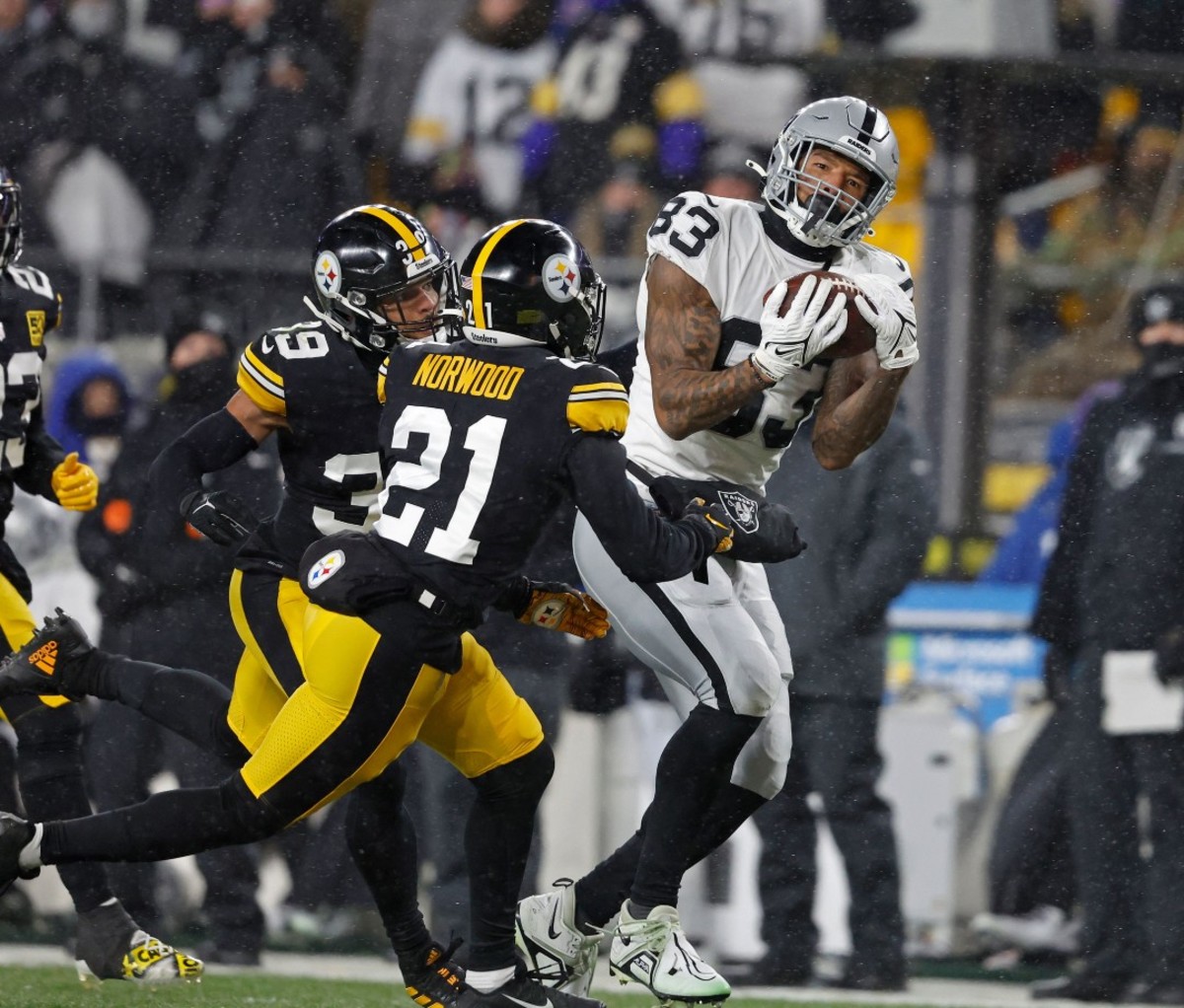 Las Vegas Raiders tight end Darren Waller (83) makes an interception